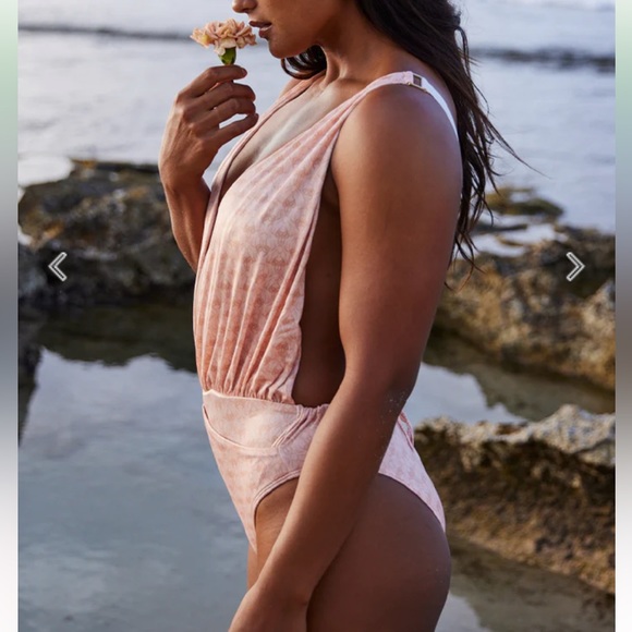 Coming in Haht Leghahcy one piece WITH POCKETS - Picture 6 of 10